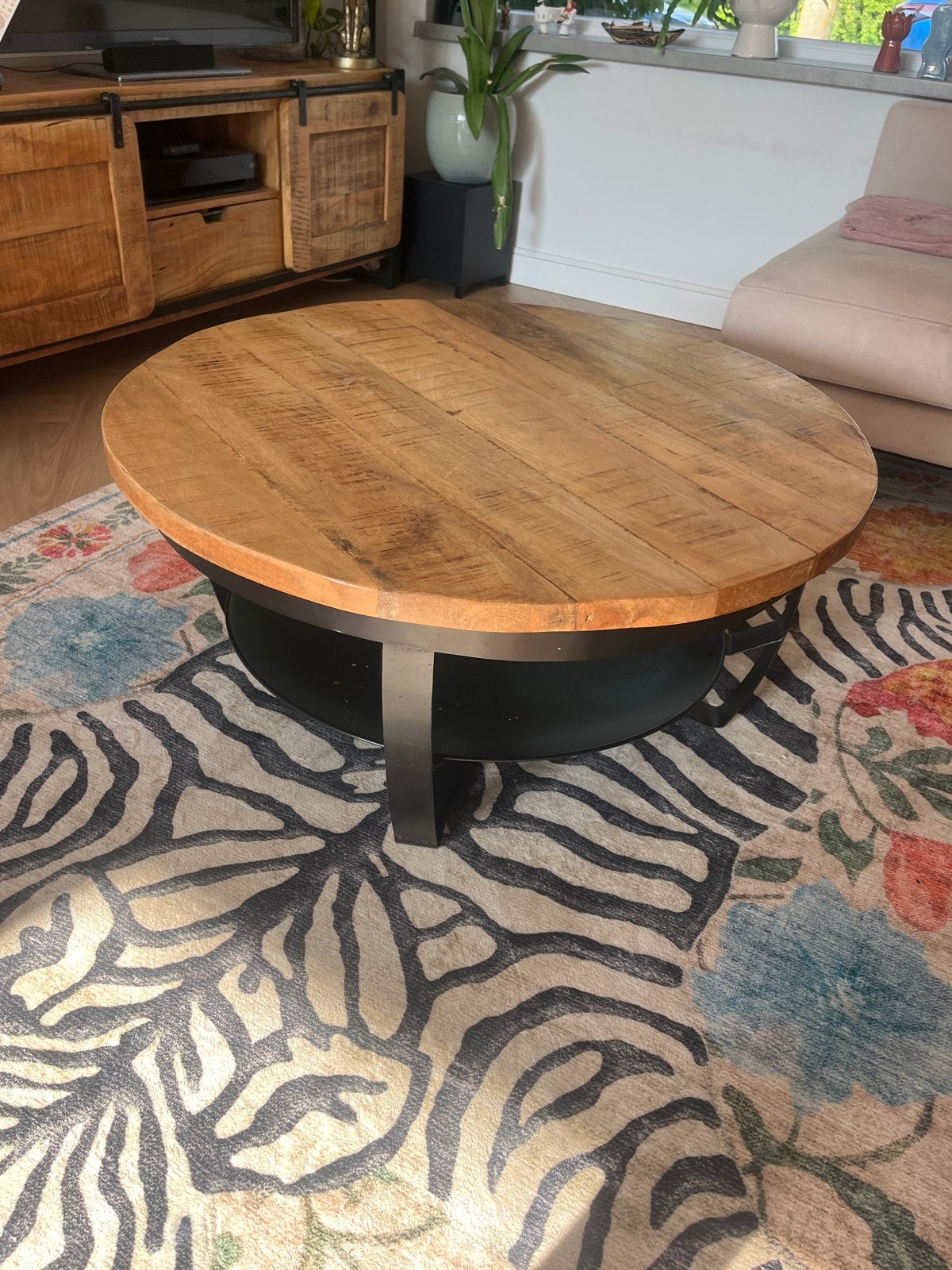 Ronde houten salontafel met metalen onderkant en opbergruimt, Huis en Inrichting, Ophalen, Gebruikt, Rond, 50 tot 100 cm