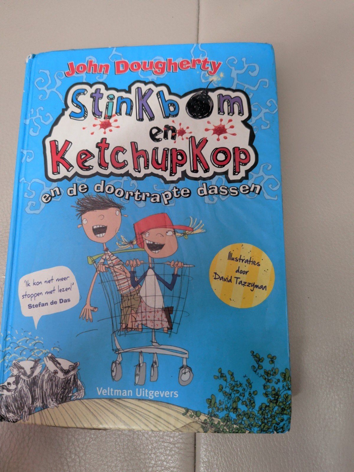 Stinkbom en Ketchupkop en de doortrapte dassen, Ophalen of Verzenden, Gelezen, John Dougherty, Fictie algemeen