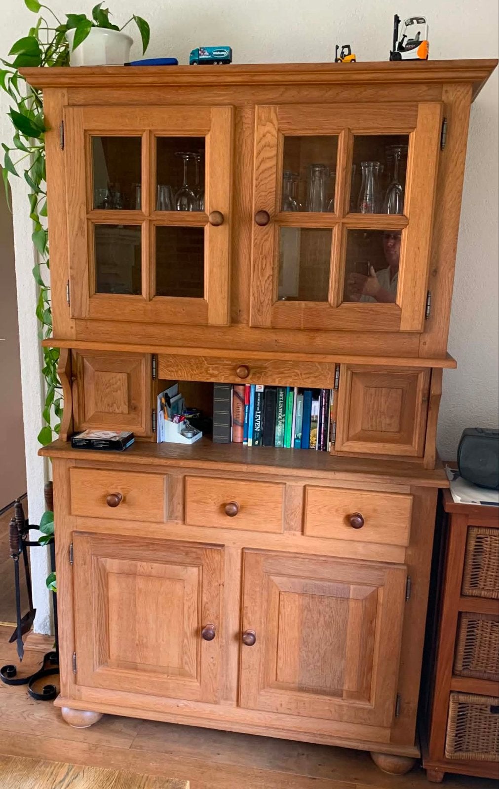 Massief eikenhouten buffetkast met vitrine, Ophalen