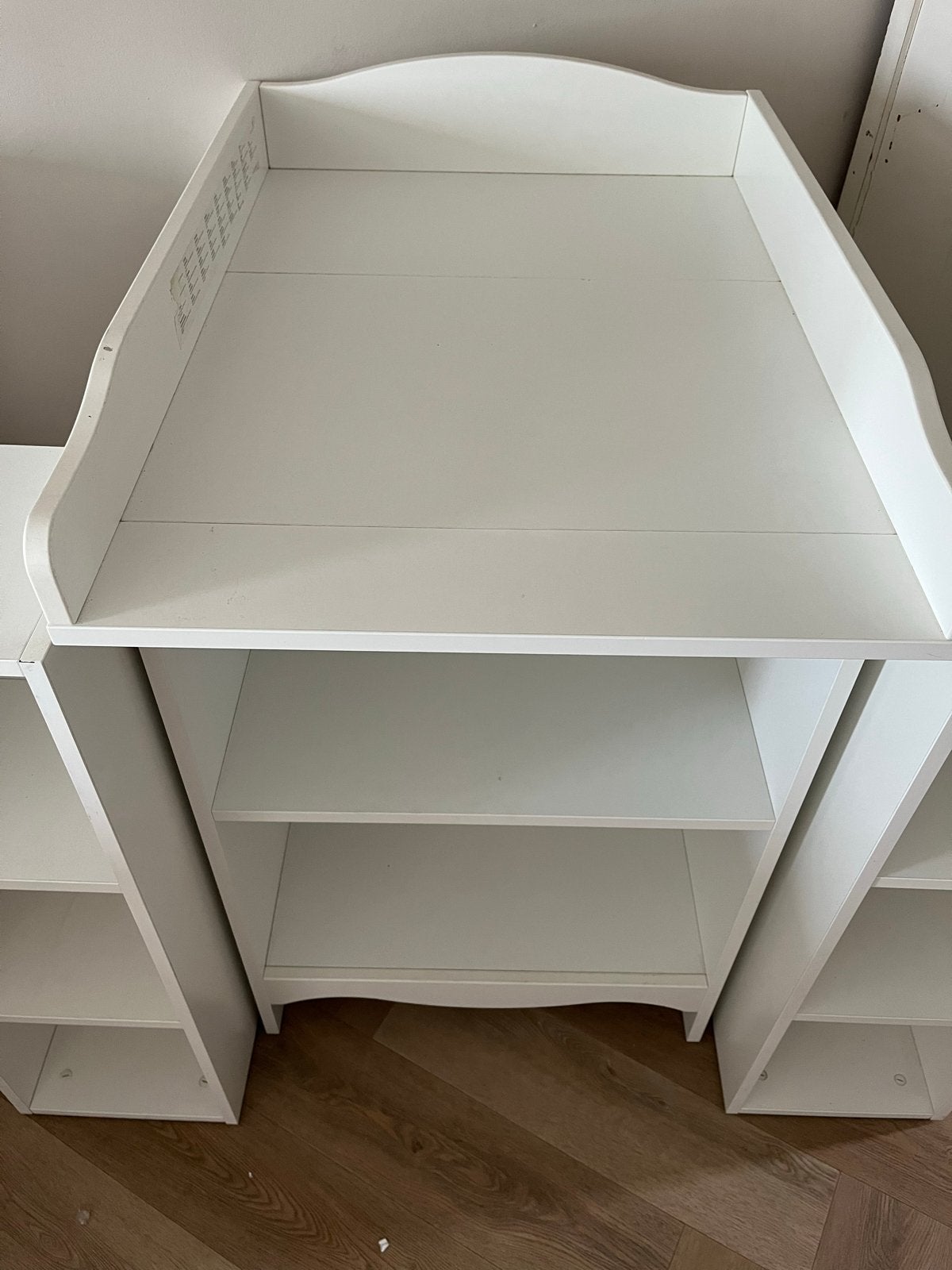 Witte commode met opstaande rand en opbergruimte, Ophalen, Gebruikt, 50 tot 70 cm, 100 cm of meer