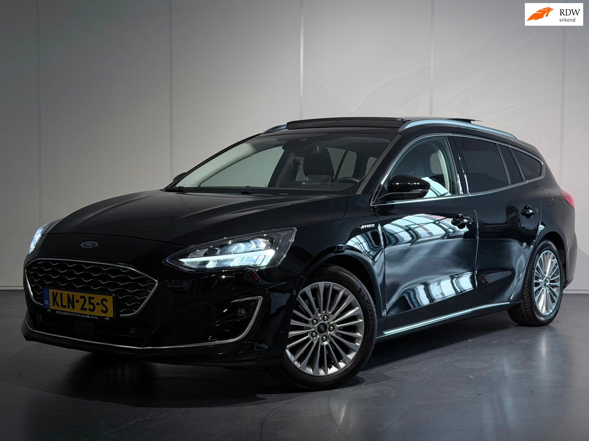 Ford Focus 1.5 Vignale AUT 182 /ACC/PANO/Sfeer/HeadUp/KeyLes, Gebruikt, Euro 6, 1435 kg, Zwart
