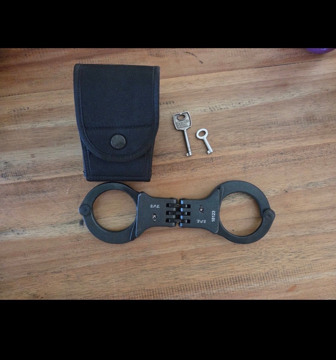 SPE Handboeien zwart met 2 Sleutels en Originele Pouch., Ophalen of Verzenden