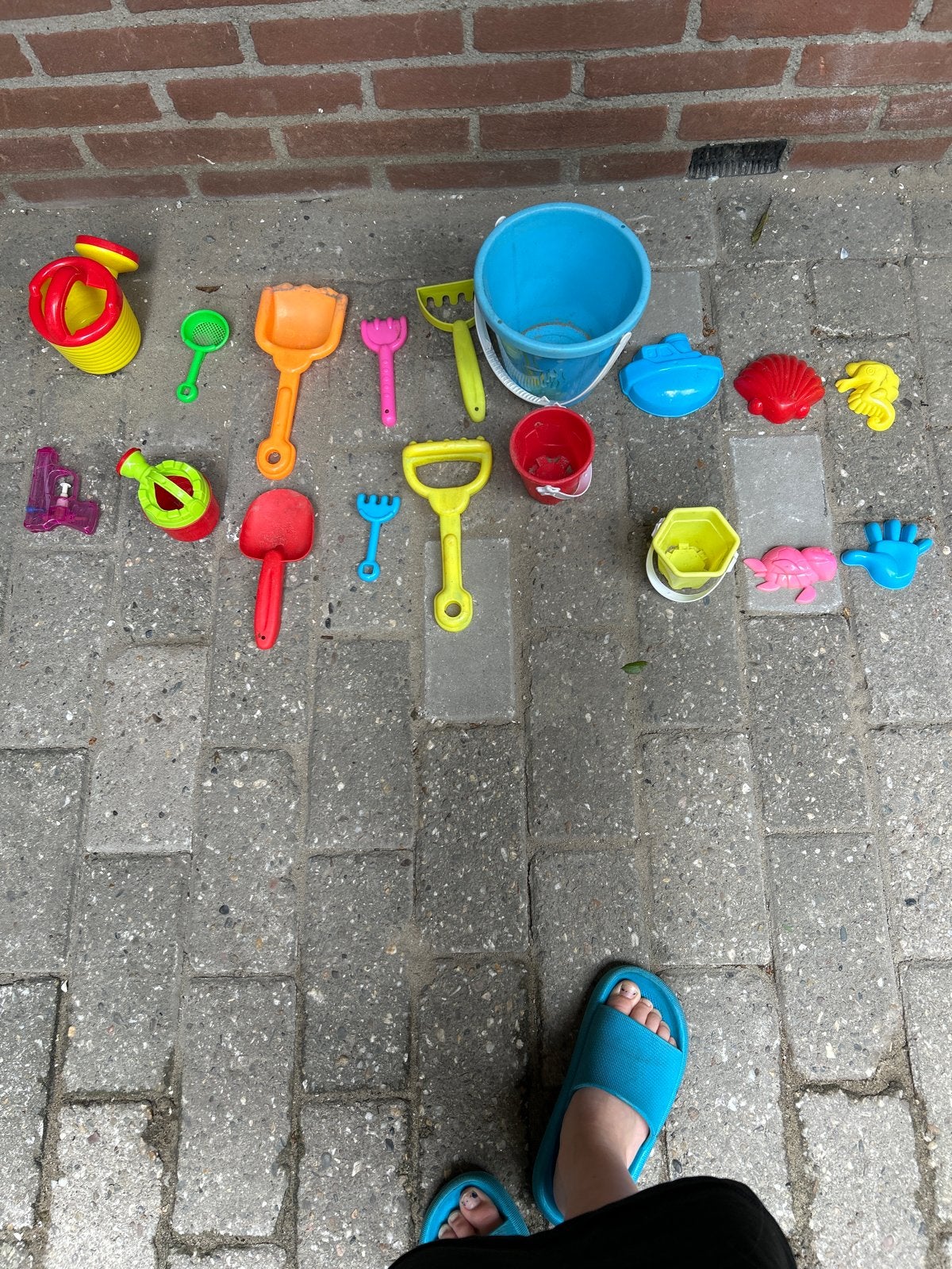 Zandspeelgoed set: emmers, schepjes, harkjes en vormpjes, Ophalen, Gebruikt