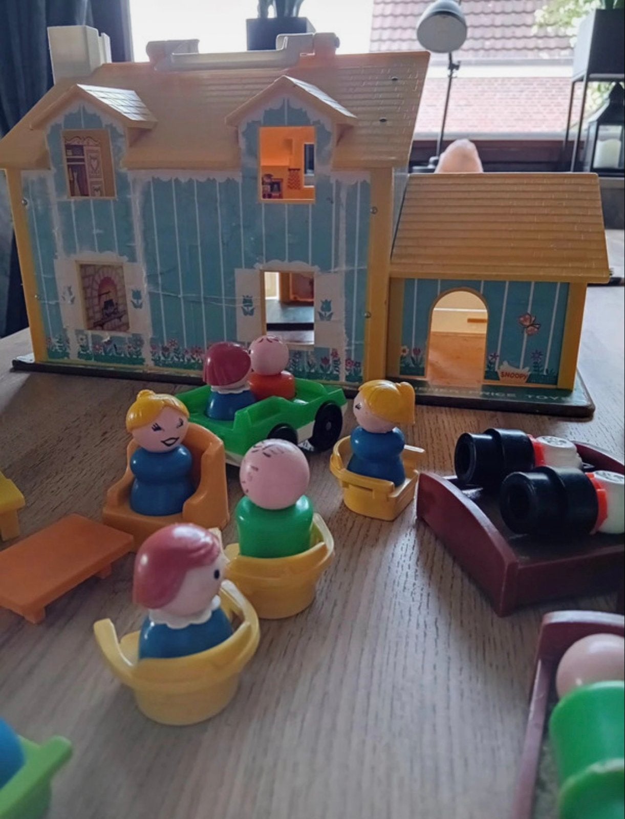 Vintage Fisher-Price Poppenhuis met Figuren en Meubels, Kinderen en Baby's, Speelgoed | Poppenhuizen, Ophalen of Verzenden, Gebruikt