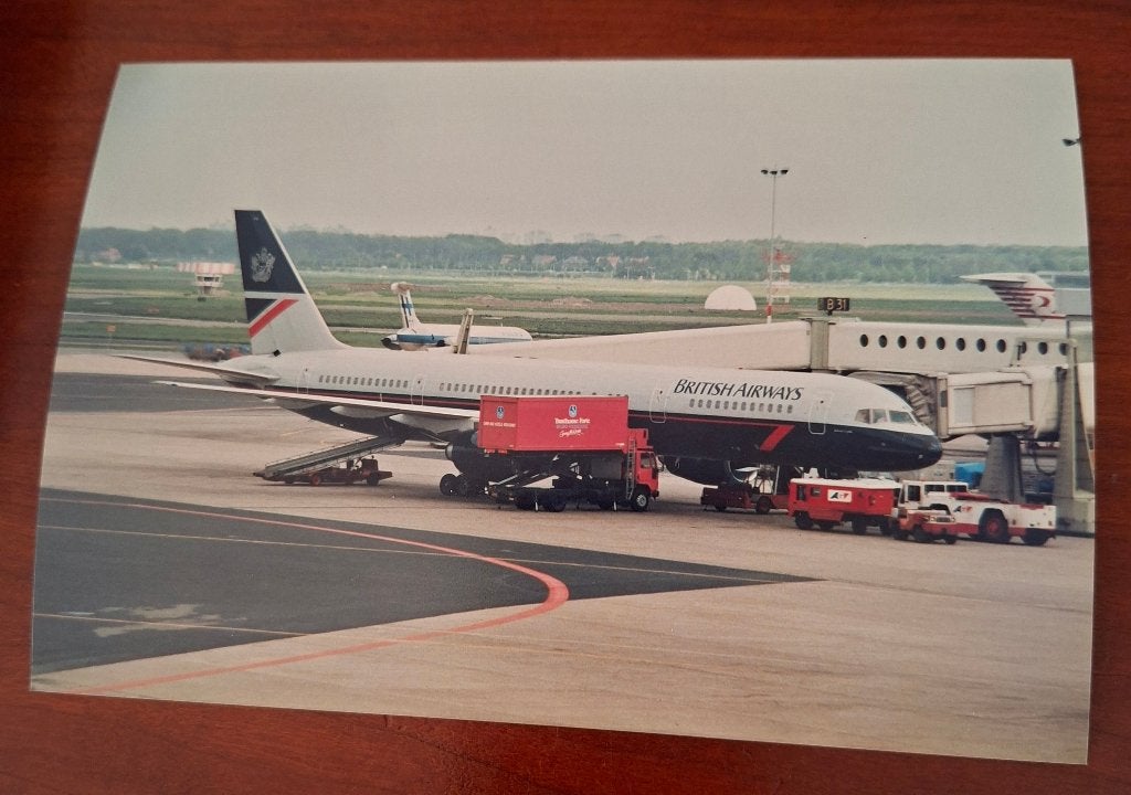 Foto British Airways Boeing 757 op Schiphol, Ophalen of Verzenden, Gebruikt, Kaart, Foto of Prent