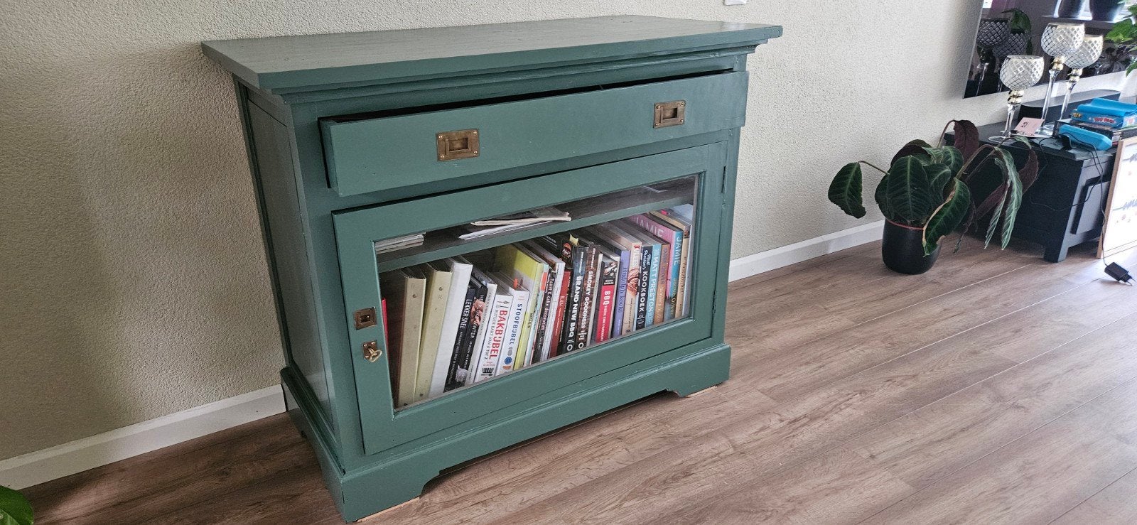 Groen geverfd kastje met lade en glasdeur, Huis en Inrichting, Kasten | Boekenkasten, Gebruikt, 50 tot 100 cm, Minder dan 100 cm