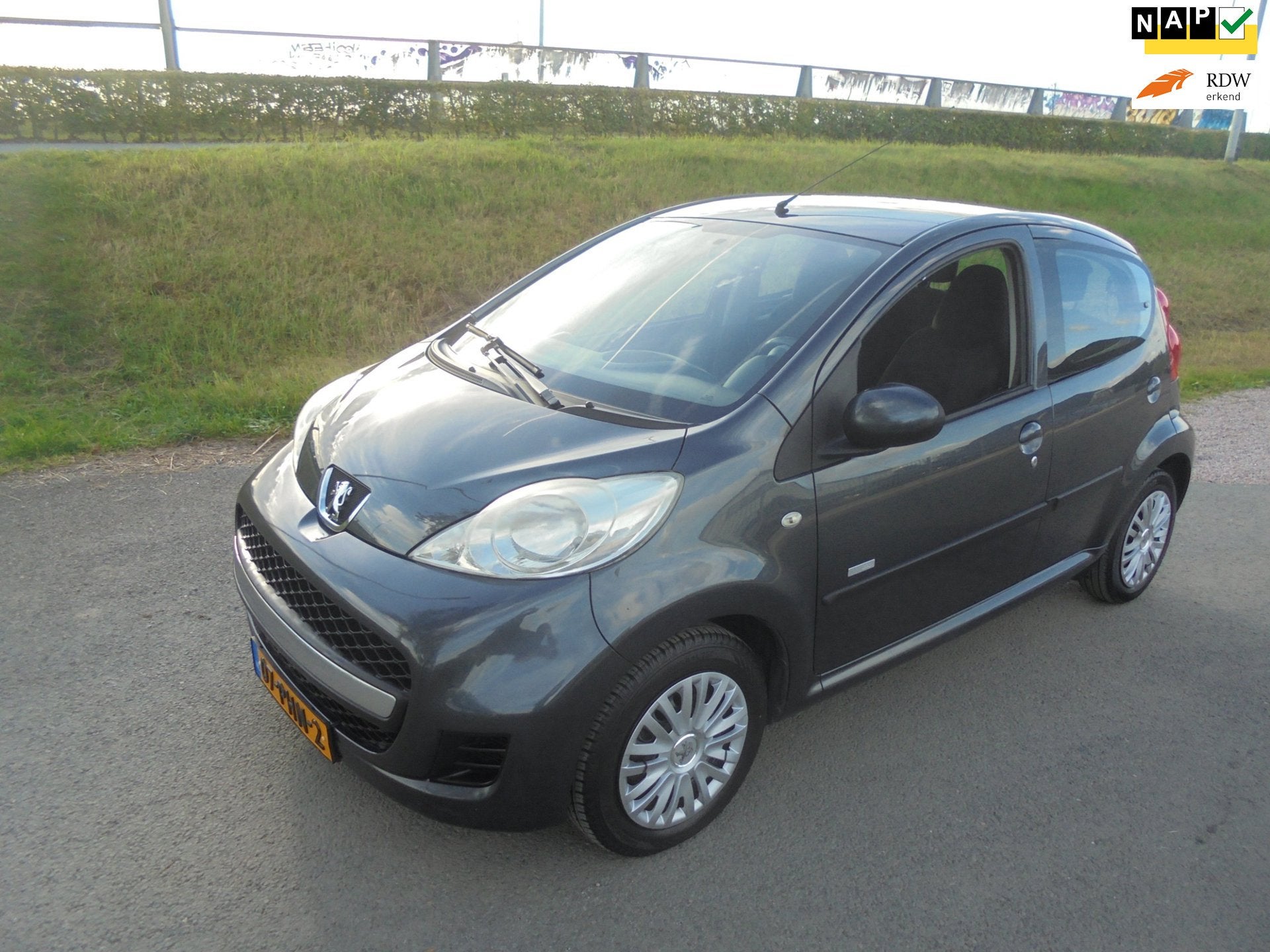 Peugeot 107 peugeot 107 1.0 Benzine 5 deurs airco, Auto's, Voorwielaandrijving, Euro 5, Gebruikt, 4 stoelen