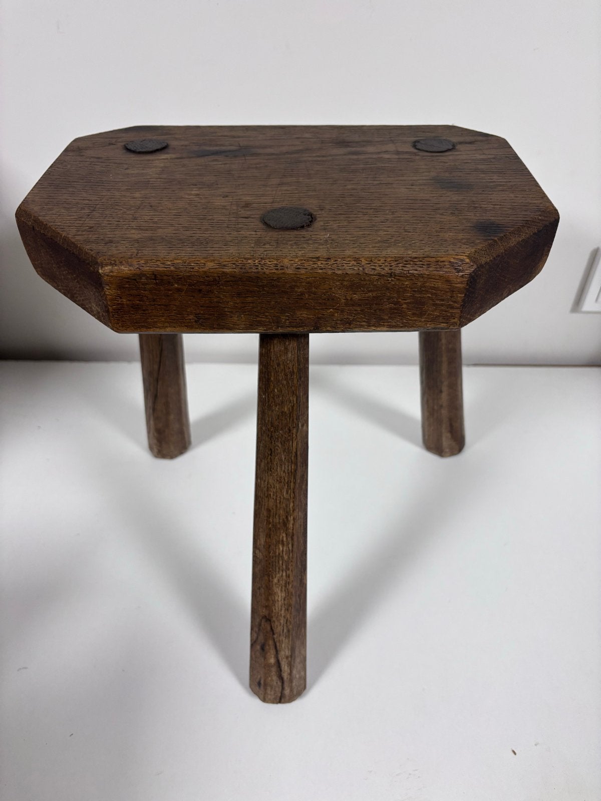 Vintage Brutalistische Driepootkruk Geleefd Eiken, Ophalen of Verzenden, Gebruikt, Hout