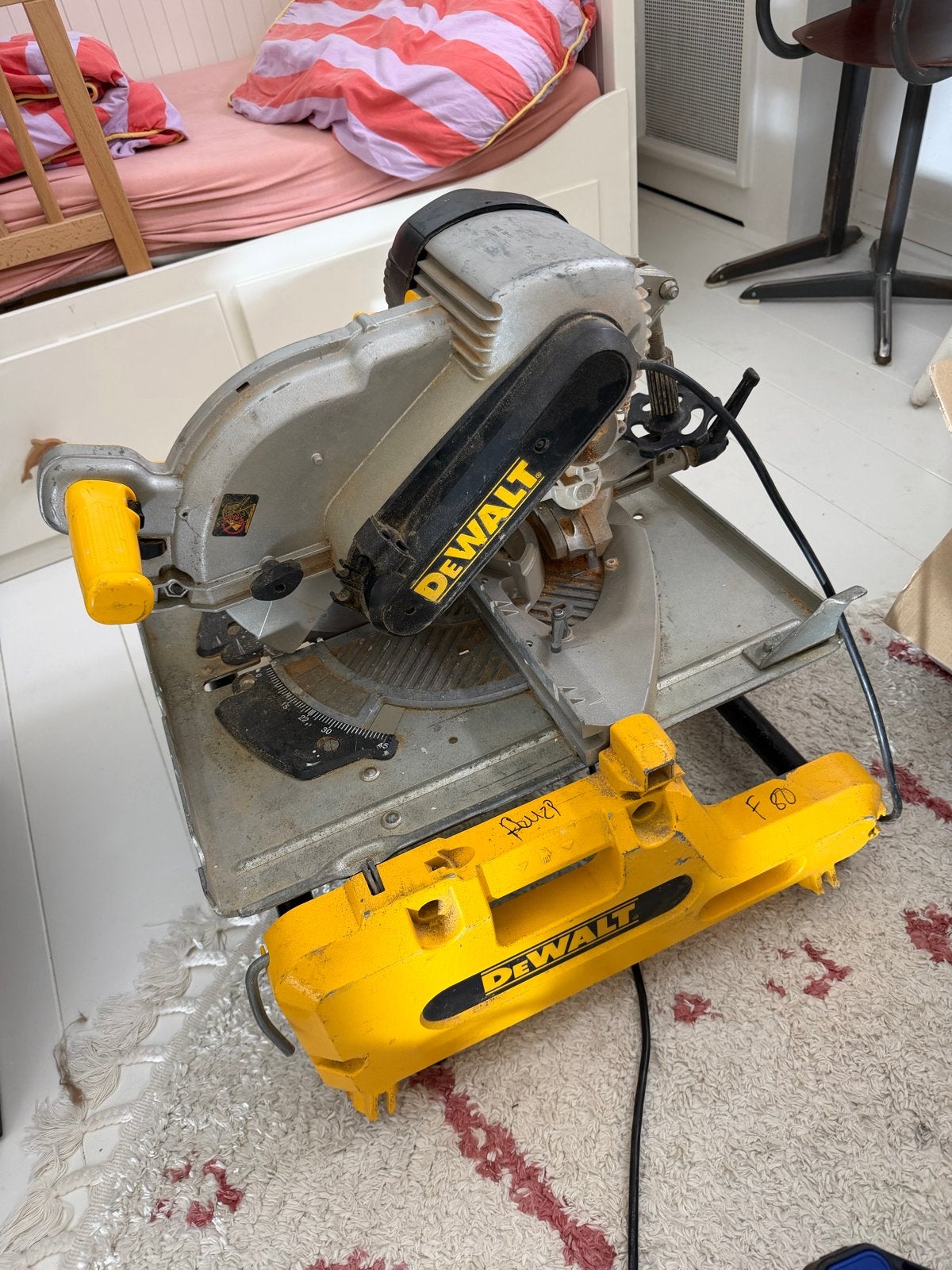 Defecte DeWalt afkortzaag -  defect: voor de techneut, Ophalen, Gebruikt, Afkortzaag