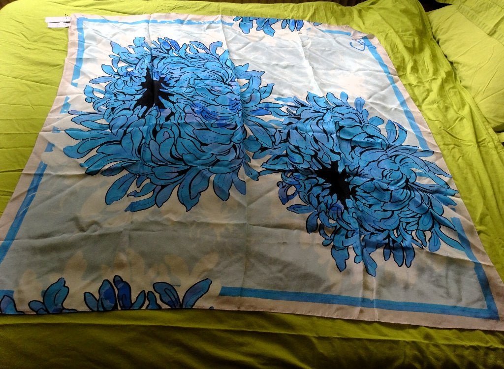 Zijde Solar sjaal grote blauwe chrysanten +/- 102 x 102 cm, Verzenden, Maat 46/48 (XL) of groter, Nieuw, Sjaal