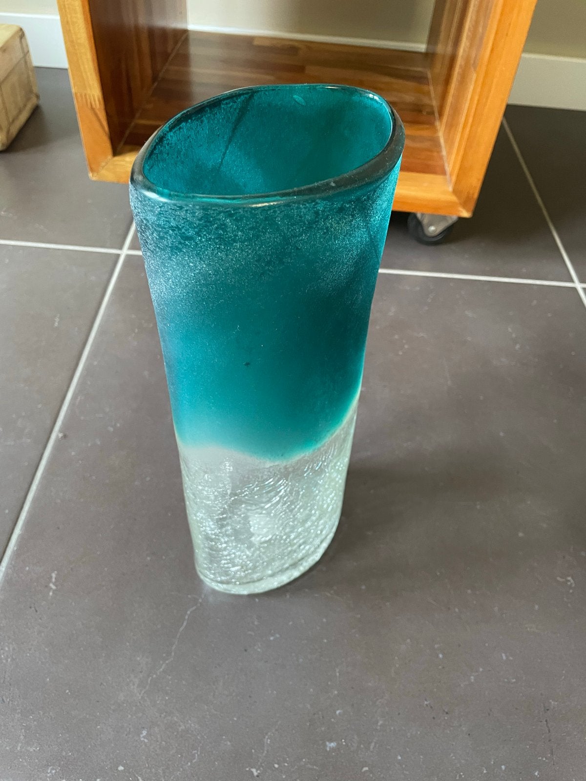 Unieke turquoise glazen vaas met craquelé effect, 29 cm, Ophalen of Verzenden, Groen, Glas