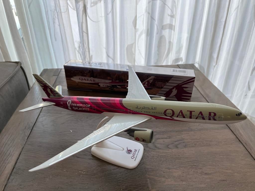Qatar Airways FIFA World Cup 2022 Boeing 777 schaalmodel, Overige merken, 1:200 of kleiner, Ophalen of Verzenden, Zo goed als nieuw