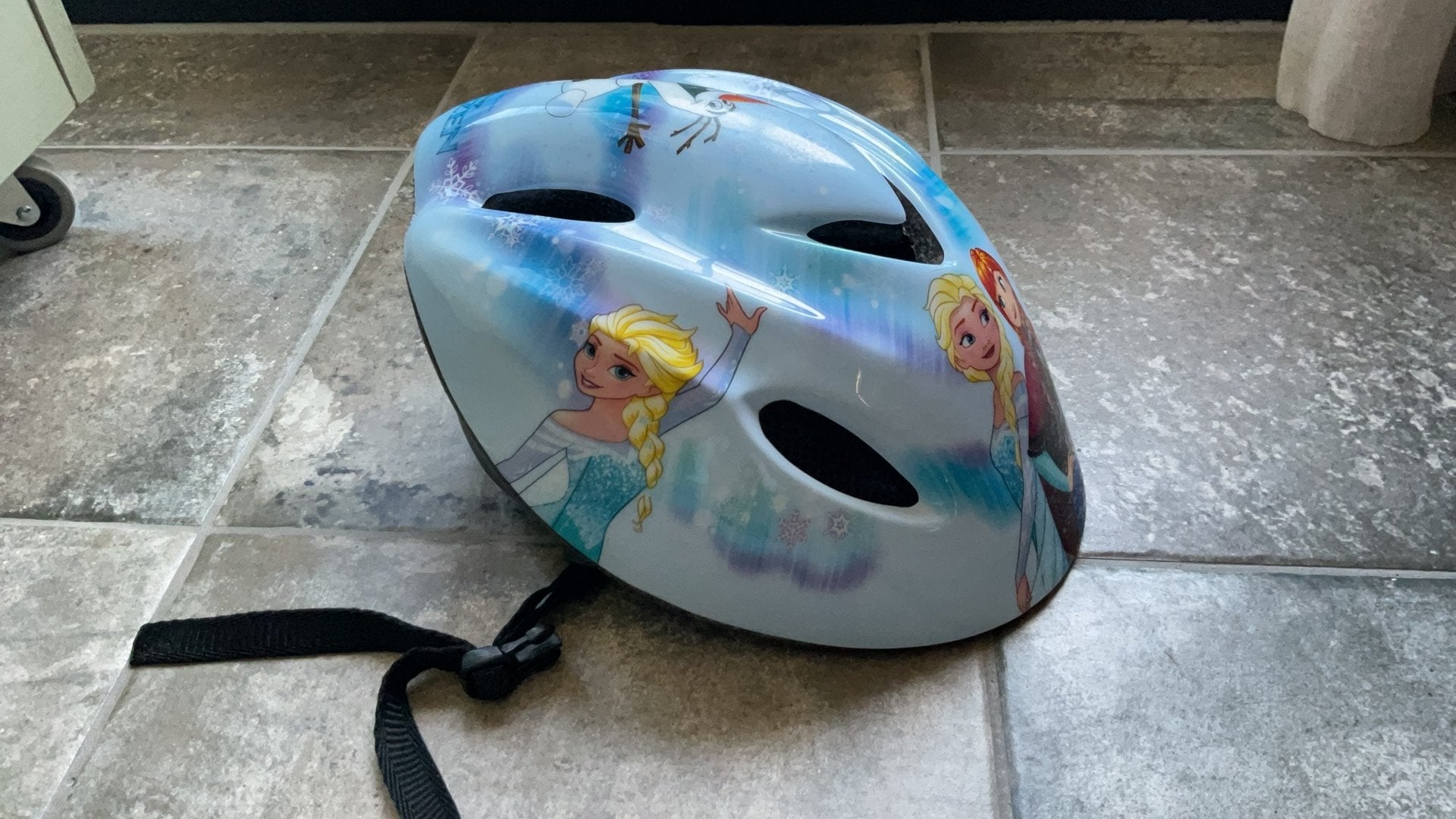 Verstelbare Helm kind Frozen 50-56cm skeeler/fietshelm, Kinderen en Baby's, Overige Kinderen en Baby's, Ophalen, Zo goed als nieuw