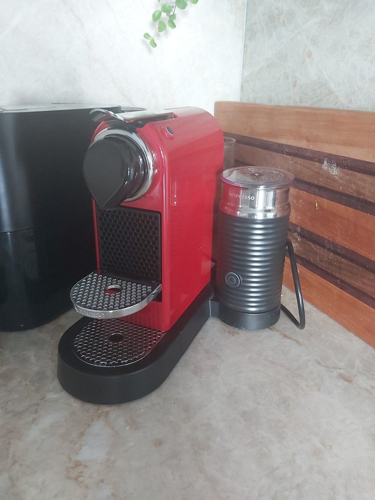 Nespresso Inissia Rood met Aeroccino 3 Melkopschuimer, Espresso apparaat, Ophalen of Verzenden, Zo goed als nieuw, 1 kopje
