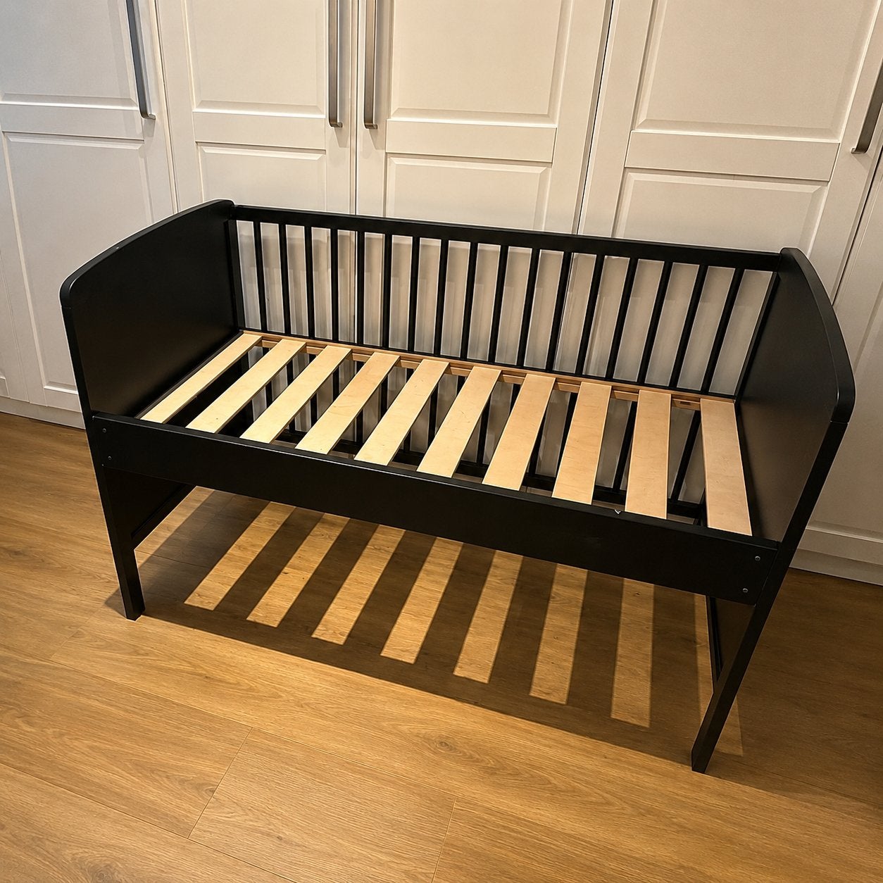 Meegroei ledikant / co-sleeper – zwart, Ophalen, Zo goed als nieuw, Lattenbodem, Minder dan 140 cm