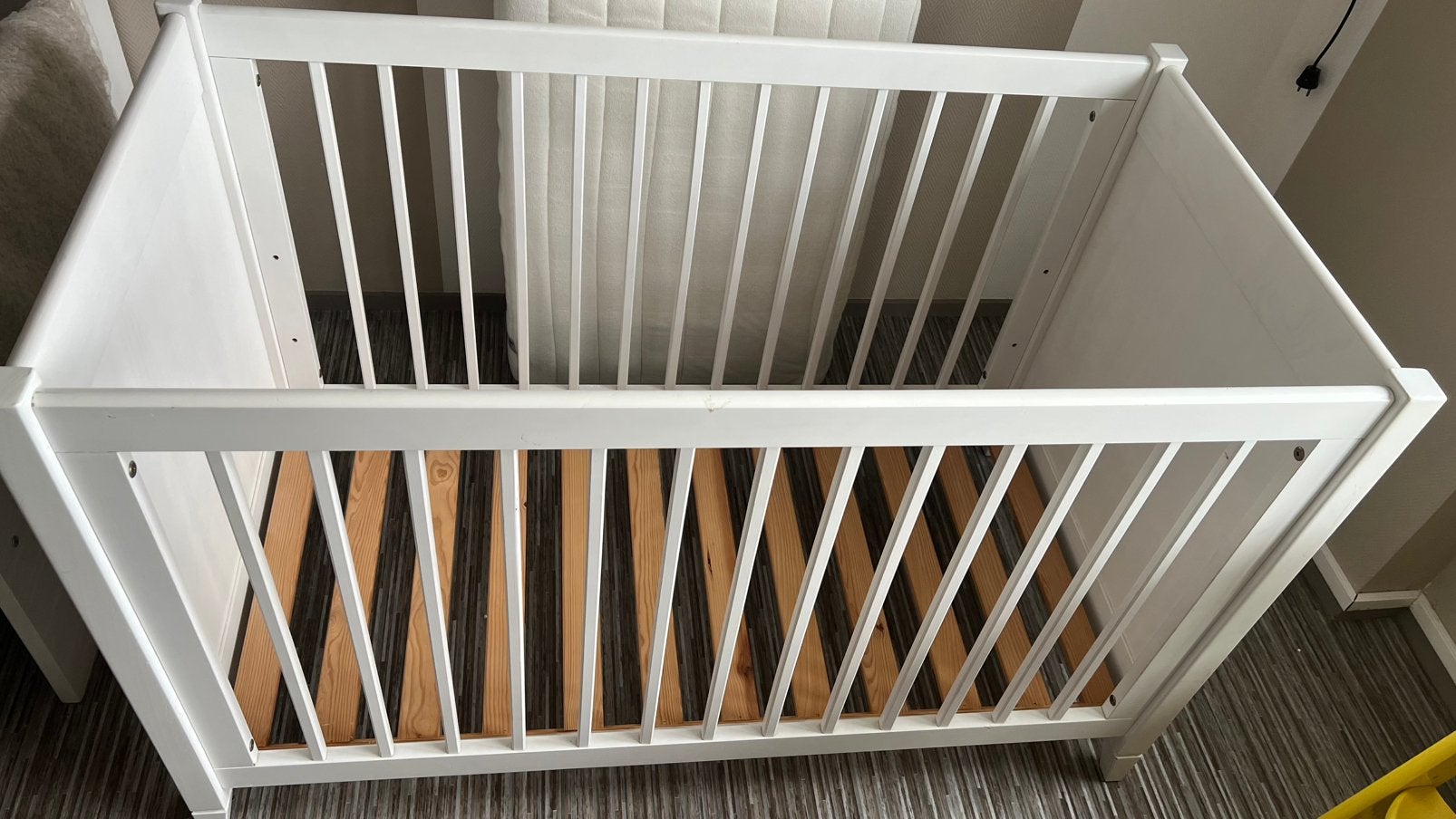 Ledikant wit plus matras en aerosleep overtrek, Ophalen, Gebruikt, Ledikant