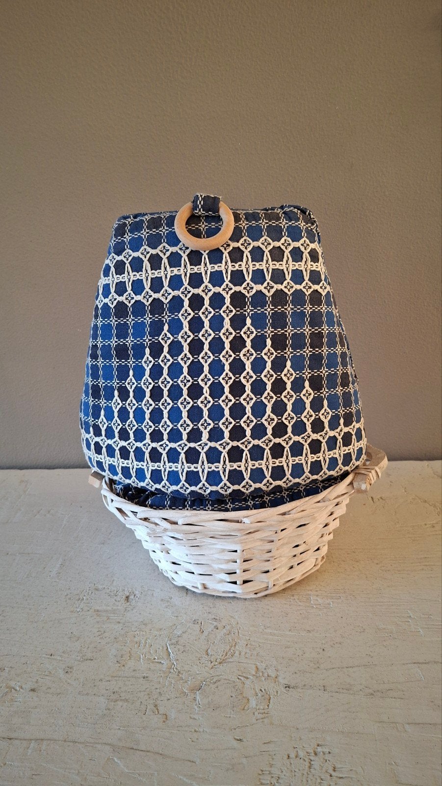 Vintage Theemuts met Mandje - Blauw Wit, Ophalen of Verzenden