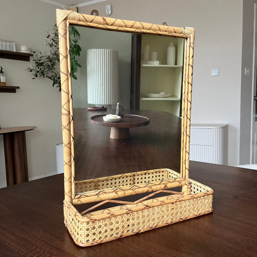 Vintage rotan wandspiegel met opbergbakje, Huis en Inrichting, Minder dan 50 cm, Gebruikt, Info@weirdfinds.nl, WeirdFinds