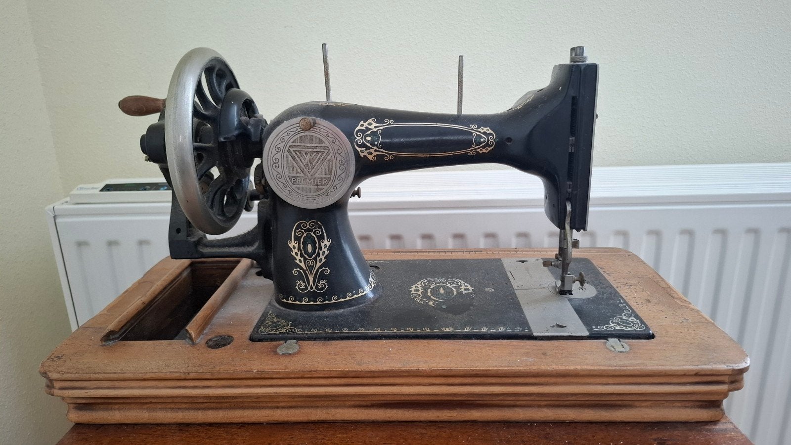 Antieke Naaimachine - Victoria met houten onderstel onderste, Ophalen