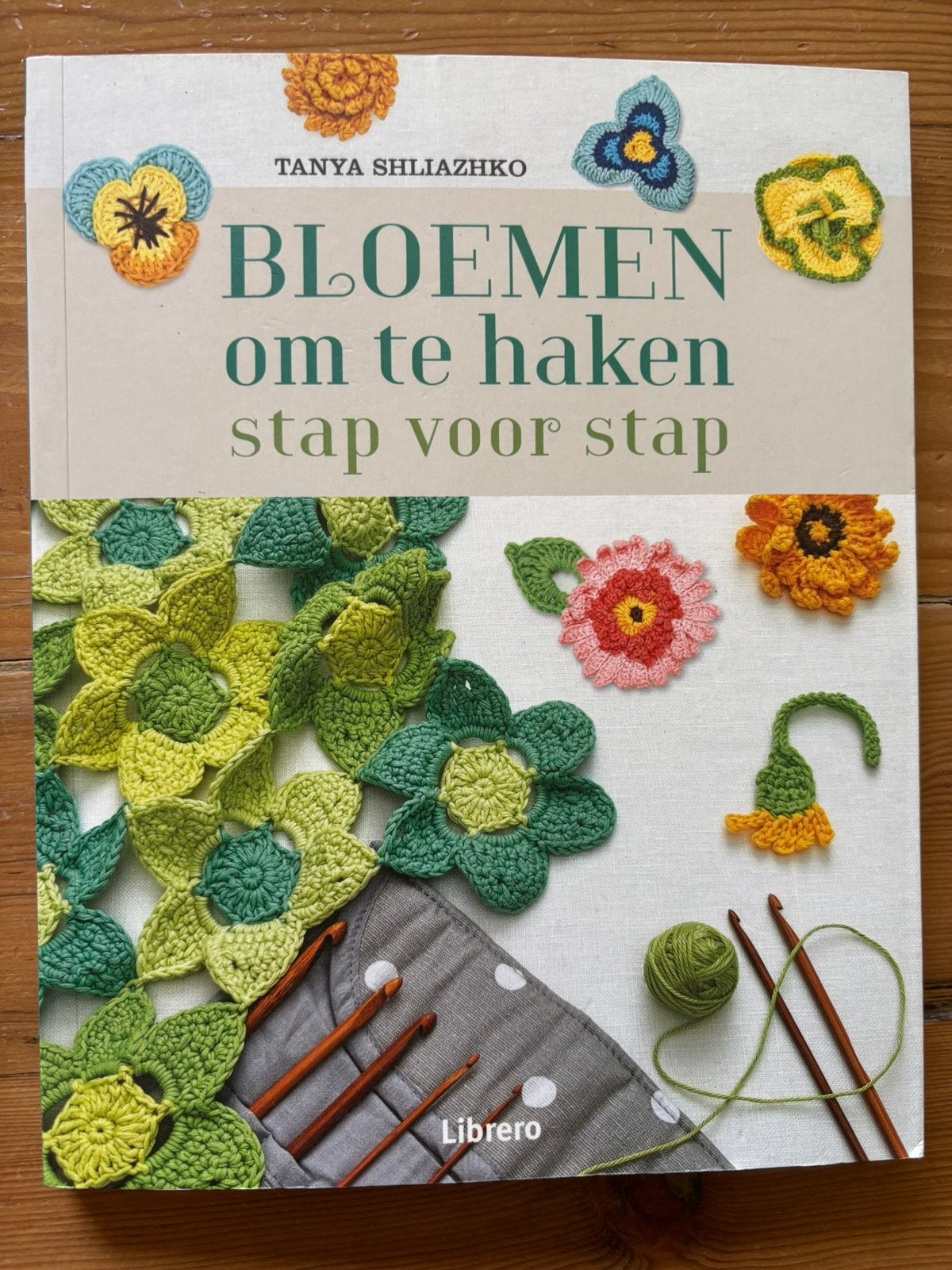 Bloemen om te haken - stap voor stap- Tanya Shiliazhko, Ophalen of Verzenden, Zo goed als nieuw, Breien en Haken