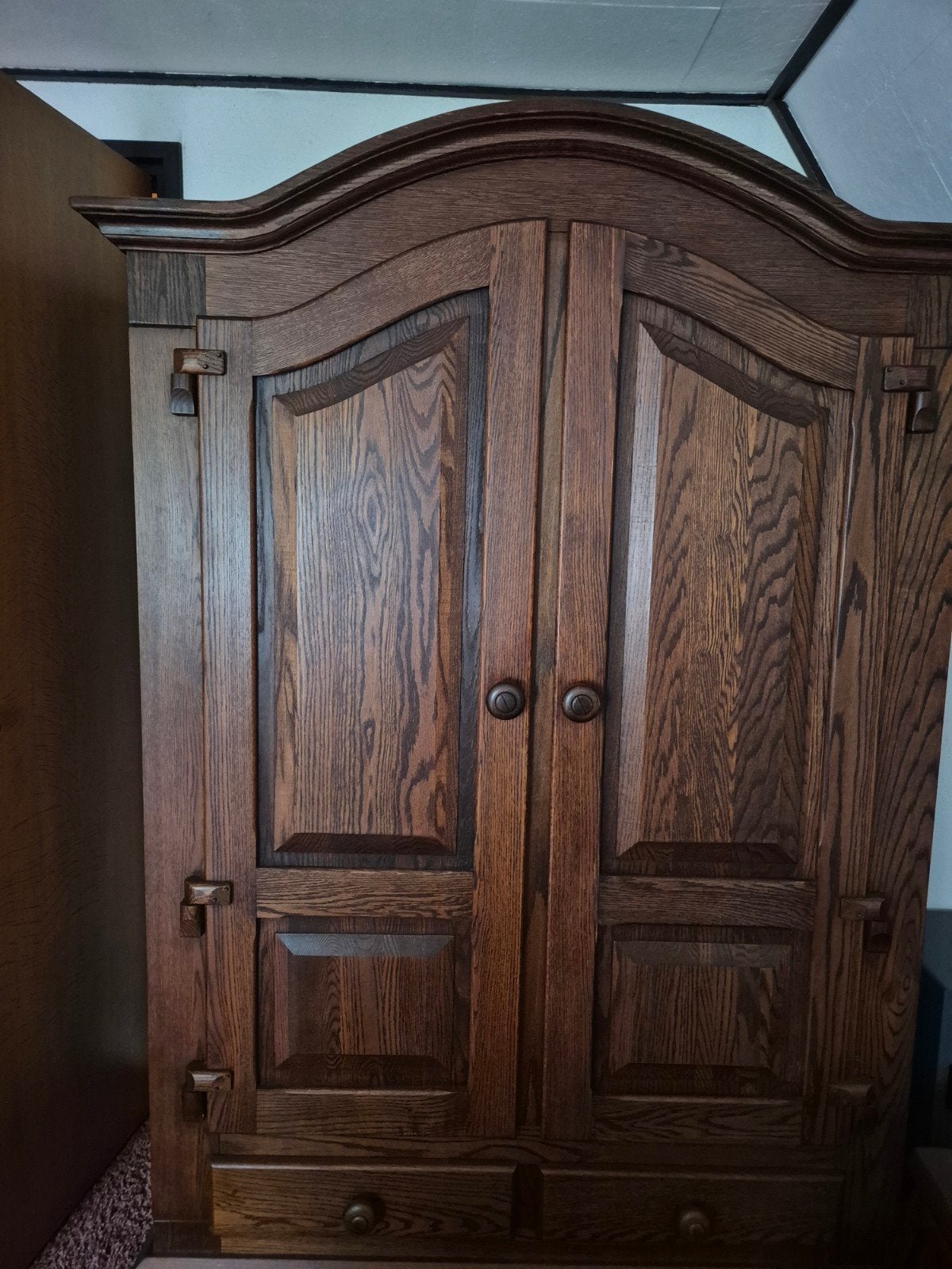 Massief eikenhouten kast met sierlijke details, Antiek en Kunst, Ophalen of Verzenden