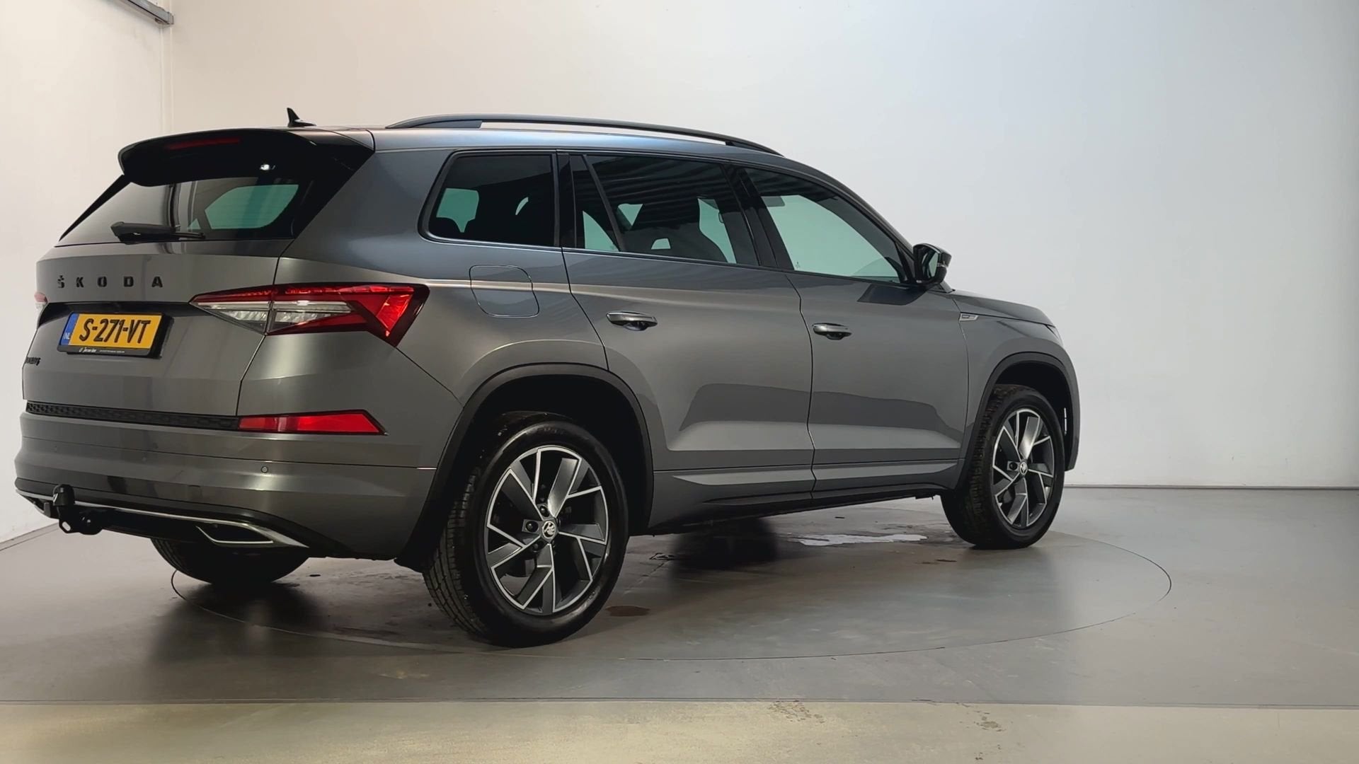 Skoda Kodiaq 1.5 TSI Sportline Business 7p. Camera Adaptive, Auto's, Skoda, 4 cilinders, 7 stoelen, Bedrijf, Kodiaq