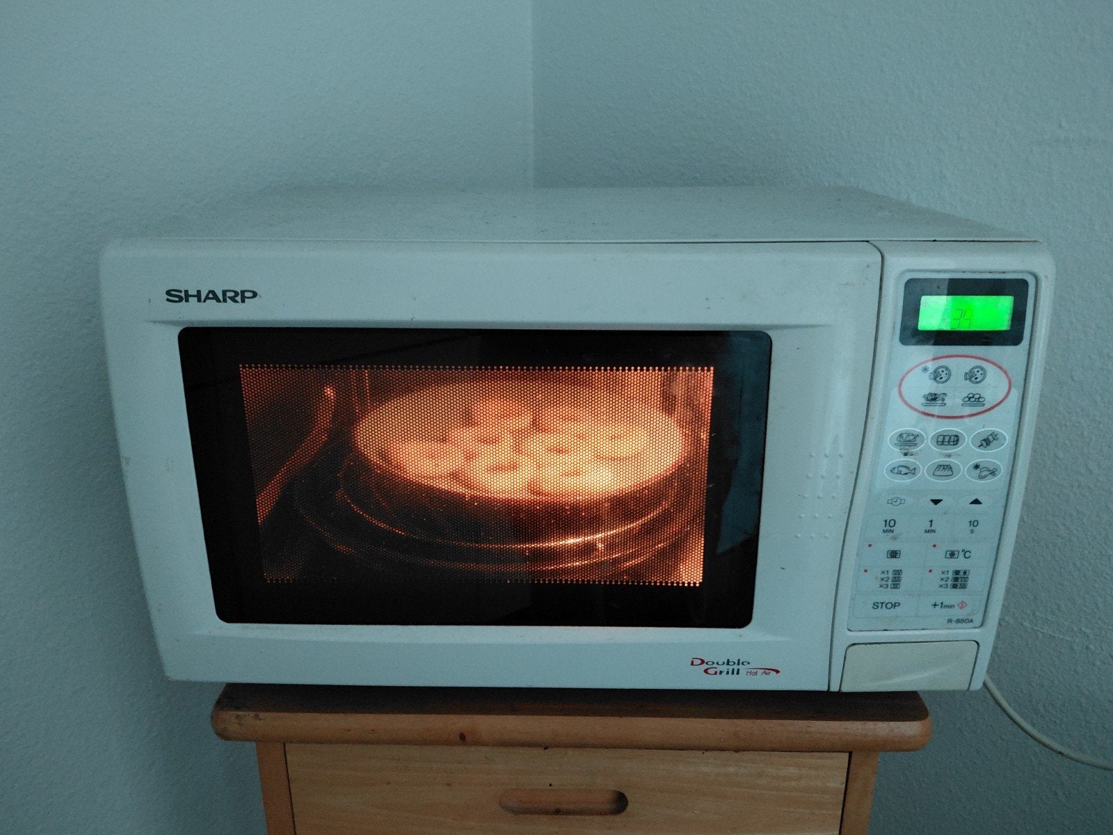 Sharp R-850A combimagnetron met grill en hete lucht, Ophalen, Combimagnetron, Gebruikt, Draaiplateau