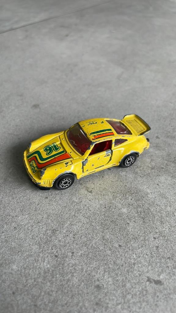 Majorette Porsche 911 Turbo geel, Verzamelen, Speldjes, Pins en Buttons, Ophalen of Verzenden, Zo goed als nieuw, Transport