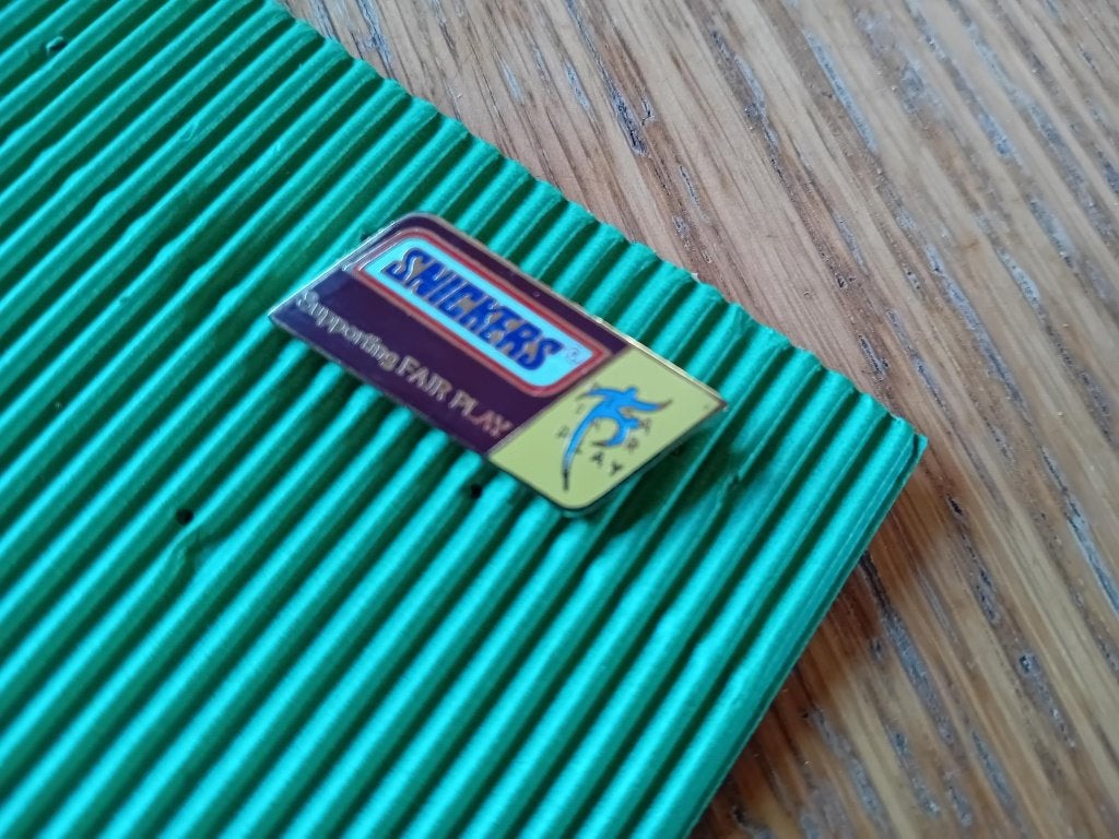 Snickers pin Supporting Fair Play 3x1,5cm, Verzamelen, Ophalen of Verzenden, Zo goed als nieuw, Overige onderwerpen