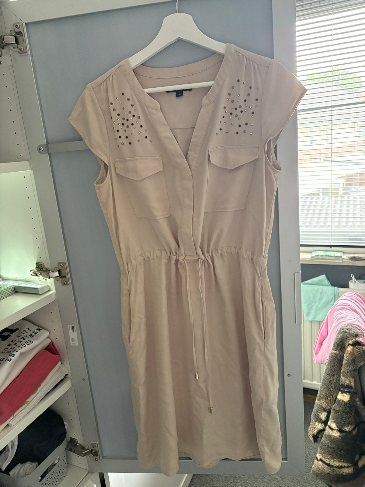 Comma Jurk met details en zakken, Kleding | Dames, Jurken, Maat 38/40 (M), Beige, Ophalen of Verzenden, Zo goed als nieuw