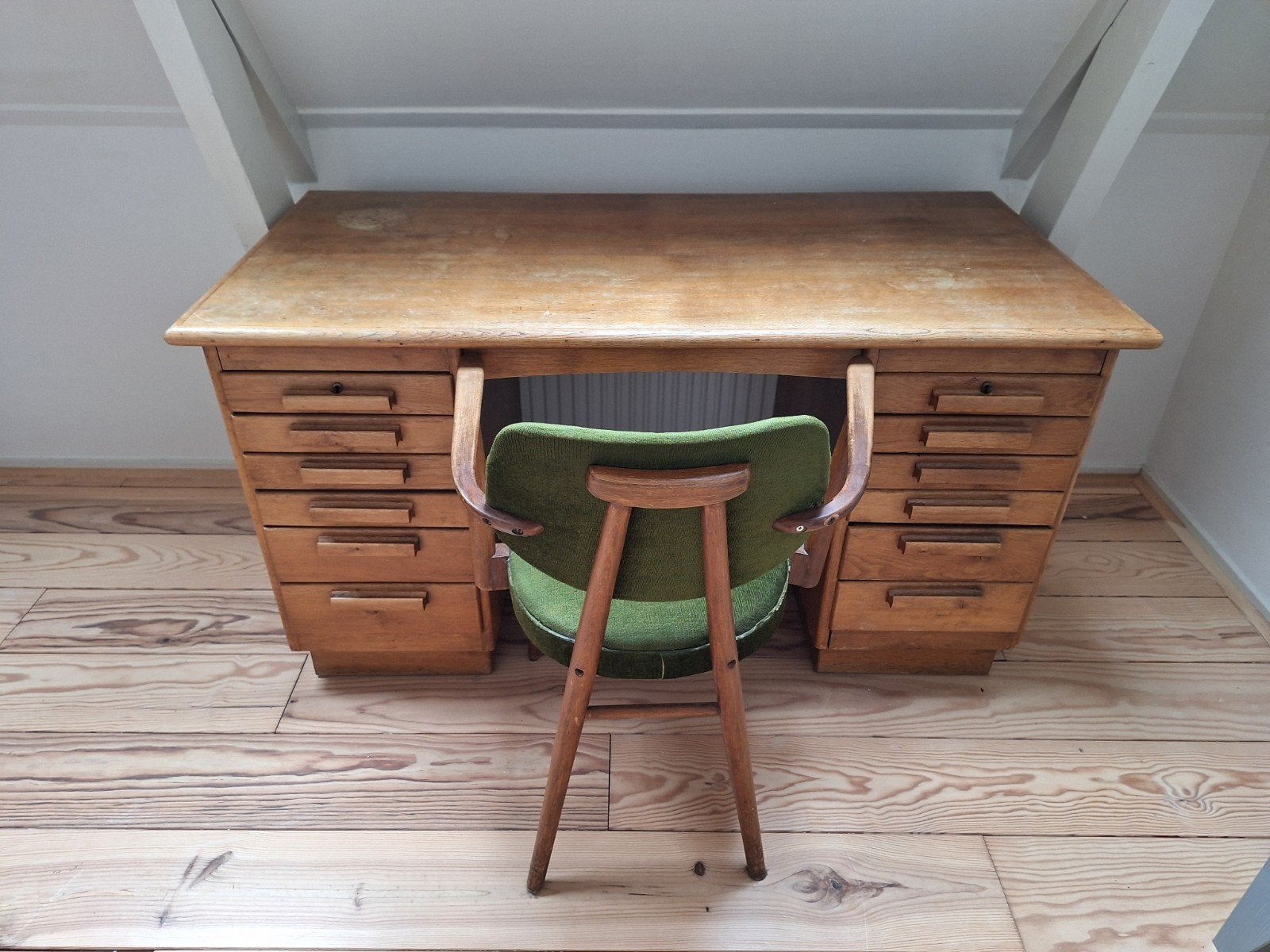 Vintage houten bureau uit voormalig kloosterziekenhuis, Antiek en Kunst, Ophalen
