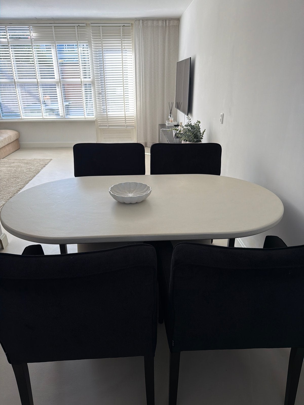 Moderne betoncire eettafel - Ovale vorm, Huis en Inrichting, Ophalen, Overige materialen, 100 tot 150 cm, Zo goed als nieuw