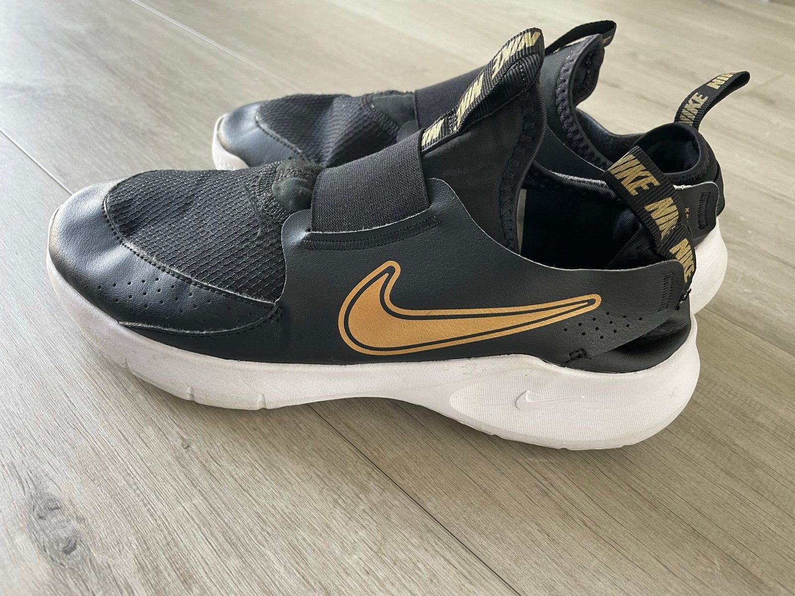 Nike Flex Advance Zwart/Goud Sneakers Maat 38.5, Zwart, Ophalen of Verzenden, Sneakers of Gympen, Gedragen