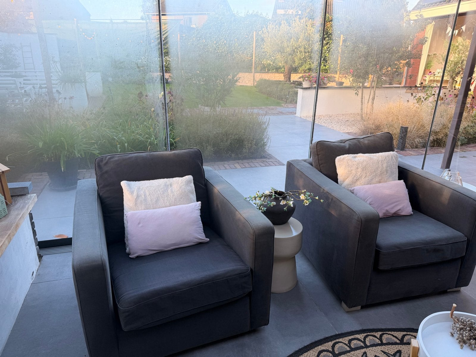 Gratis !! Twee comfortabele donkergrijze fauteuils, Ophalen, 75 tot 100 cm, Zo goed als nieuw, 75 tot 100 cm