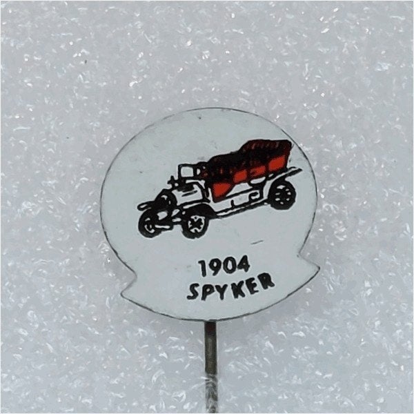 SP0806 Speldje 1904 Spyker rood, Verzamelen, Ophalen of Verzenden, Gebruikt, Overige onderwerpen