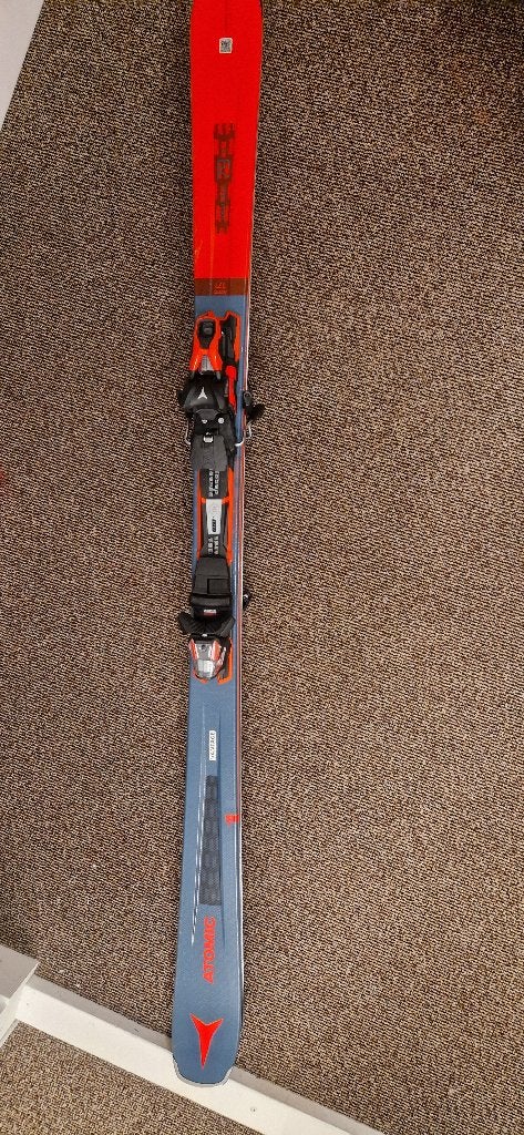 Skies Atomic en schoenen Atomic, Ophalen, 160 tot 180 cm, Zo goed als nieuw, Atomic