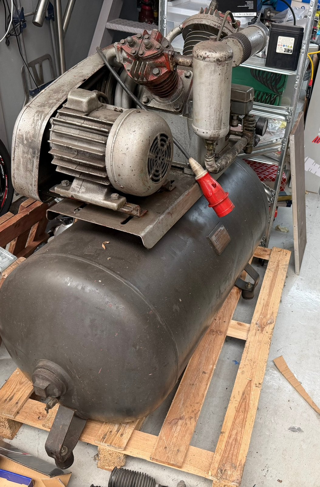 Atlas Copco compressor 100 liter 3 pk / 2,2 kW, Doe-het-zelf en Verbouw, Compressors, 100 liter of meer, Ophalen, Gebruikt, 10 bar of meer