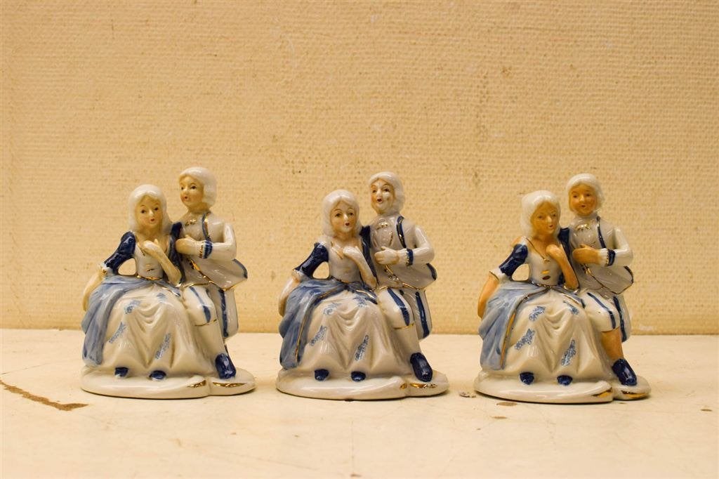 3 stuks porseleinen beeldjes van een stelletje 48480