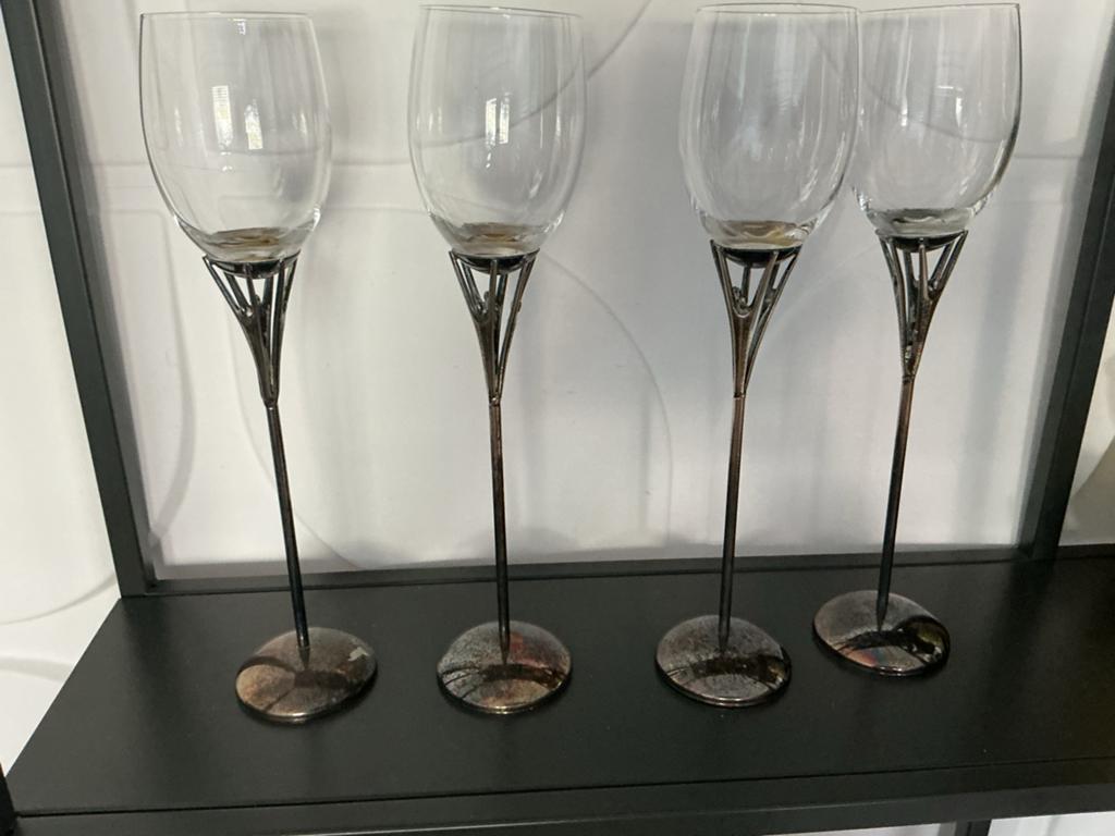 Set van 4 elegante wijnglazen met metalen voet, Antiek en Kunst, Antiek | Glas en Kristal, Ophalen of Verzenden