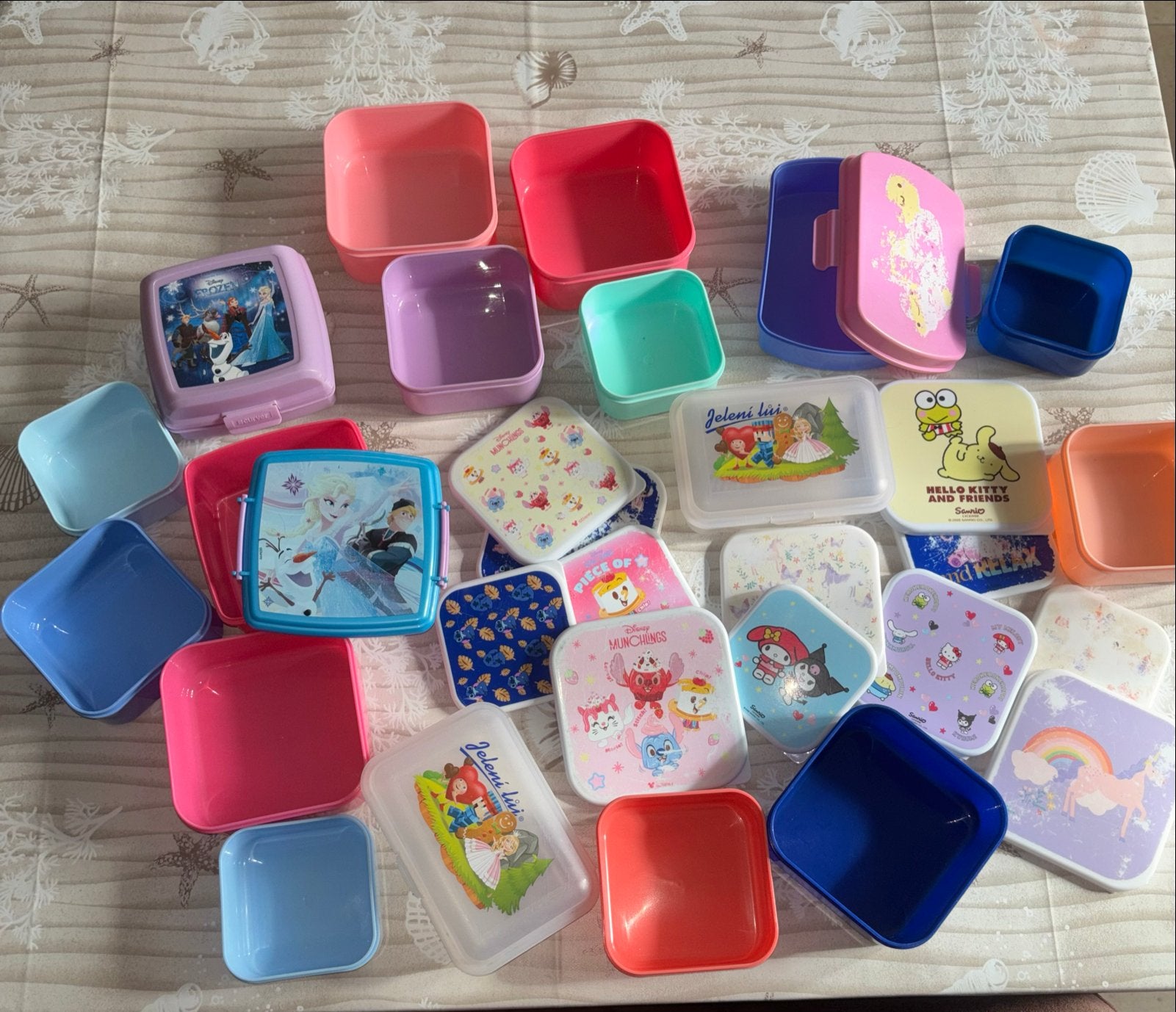 Diverse lunchboxen en bewaarbakjes Disney, Hello Kitty, Kinderen en Baby's, Kinderspulletjes, Ophalen of Verzenden, Gebruikt