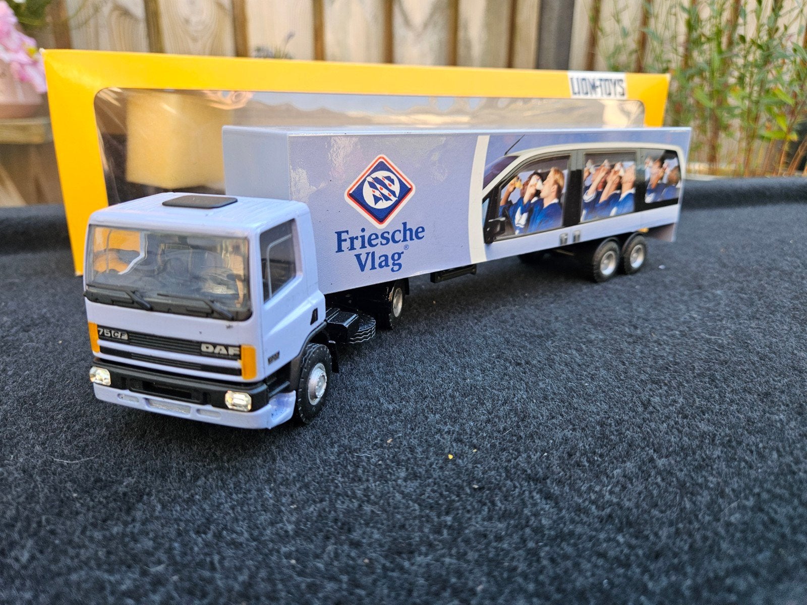 Lioncar Daf 75 CF  Friesche Vlag ovp, Ophalen of Verzenden, Zo goed als nieuw, Bus of Vrachtwagen, Lion Toys