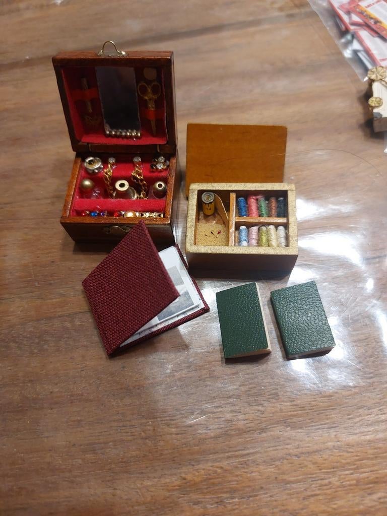 Poppenhuis 1:12 accessoires: sieradenkist, naaibox, boeken, Ophalen of Verzenden
