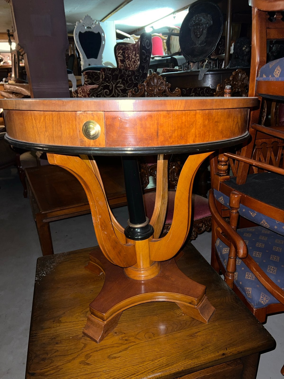 Antieke ronde tafel met inlegwerk. MAGAZIJN OPRUIMING, Antiek en Kunst, Ophalen