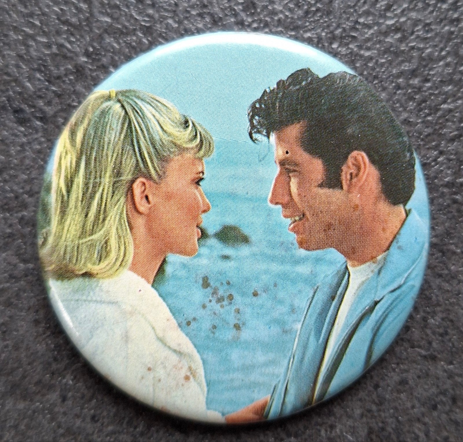 6 Buttons John Travolta/ Olivia Newton John/ Grease (Vintage, Verzamelen, Ophalen of Verzenden, Gebruikt, Overige onderwerpen