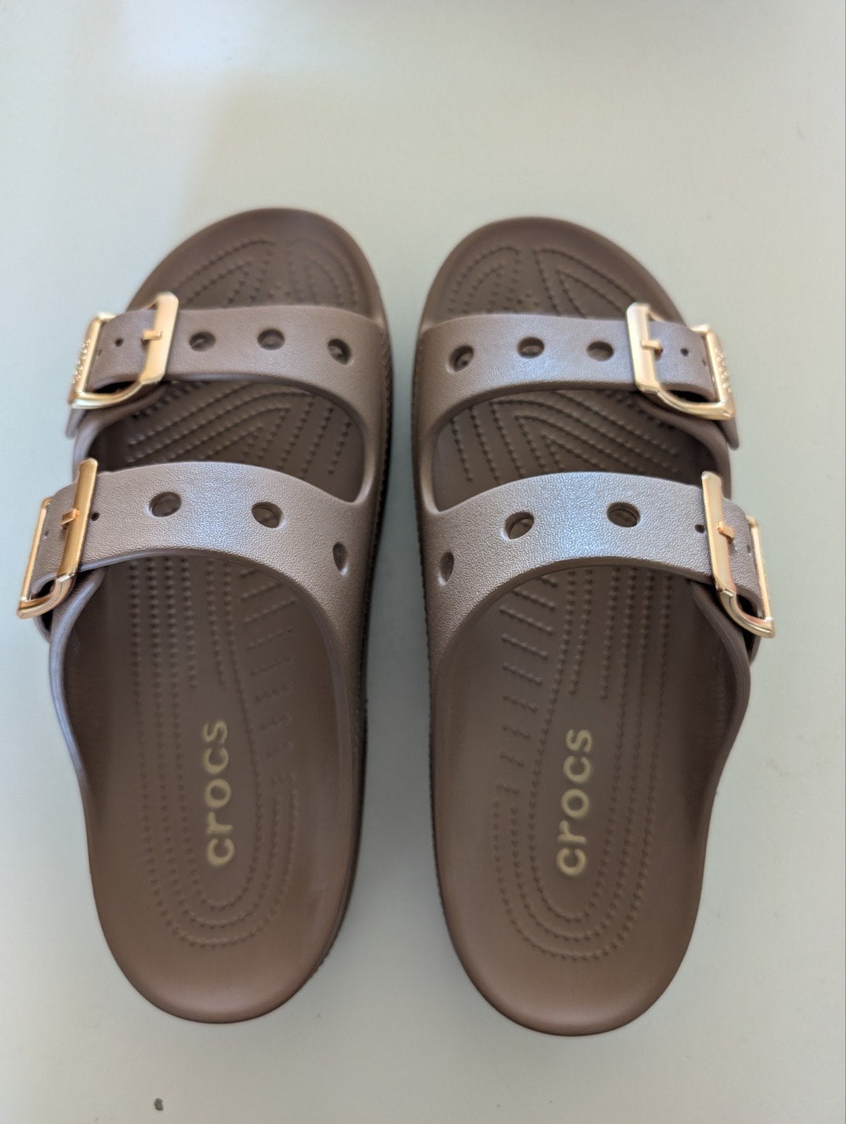 Crocs metallic buckle Saturday Sandal maat 39/40 (sepia), Bruin, Zo goed als nieuw, Crocs, Sandalen of Muiltjes
