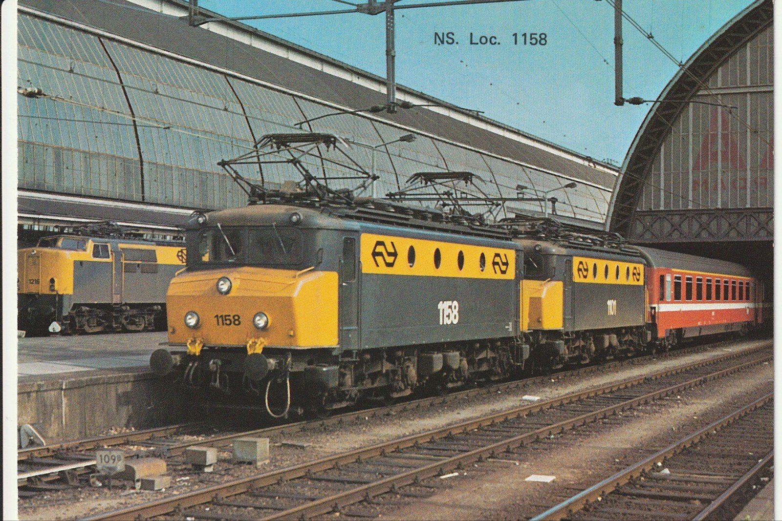 AMSTERDAM CENTRAAL STATION INTERNATINALE TREIN NS E LOC 1158, Verzamelen, Ophalen of Verzenden, 1960 tot 1980, Ongelopen, Noord-Holland