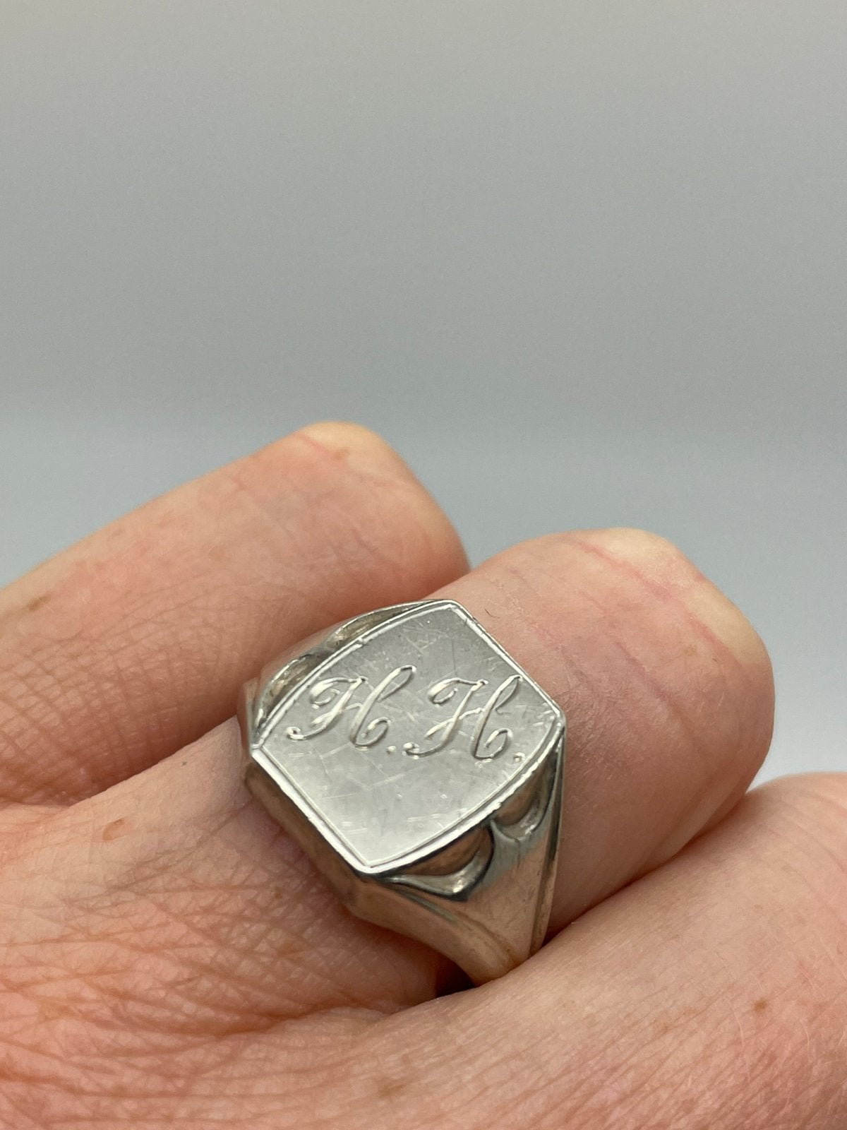 E451 Prachtige zilveren zegelring initiatelen HH maat 19,25, Sieraden, Tassen en Uiterlijk, Antieke sieraden, Ophalen of Verzenden