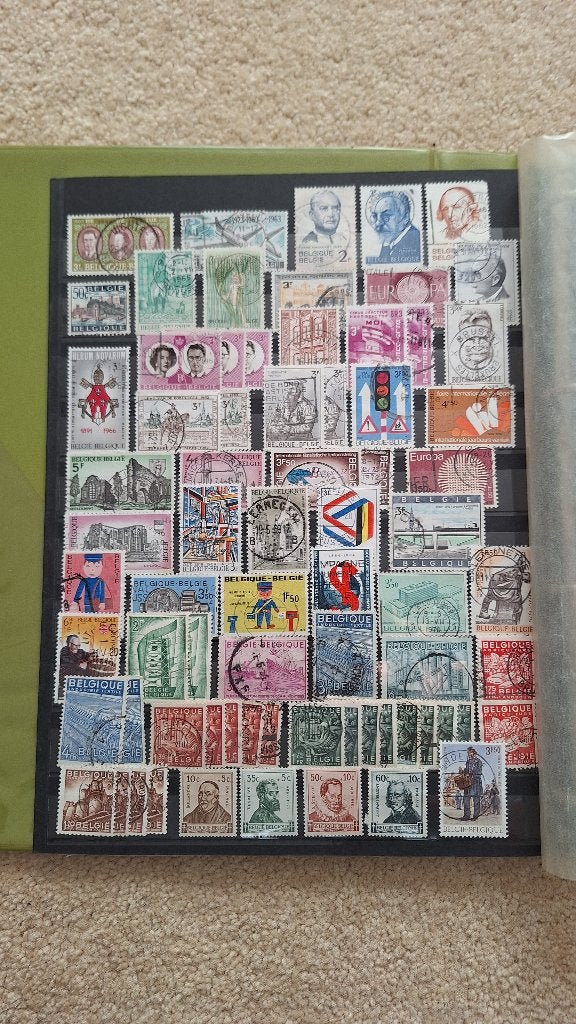 Grote verzameling postzegels Europa op zwarte bladen in map, Ophalen of Verzenden, Buitenland