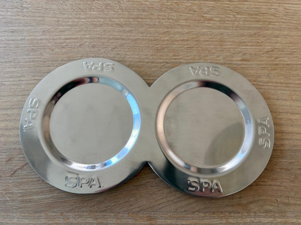 Mooie metalen onderzetter voor Spa flessen, Verzamelen, Ophalen of Verzenden, Zo goed als nieuw, Gebruiksvoorwerp