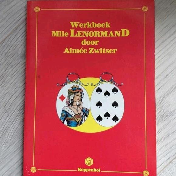 Werkboek Mlle Lenormand door Aimée Zwitser, Boeken, Gelezen, Tarot of Kaarten leggen, Ophalen of Verzenden, Instructieboek